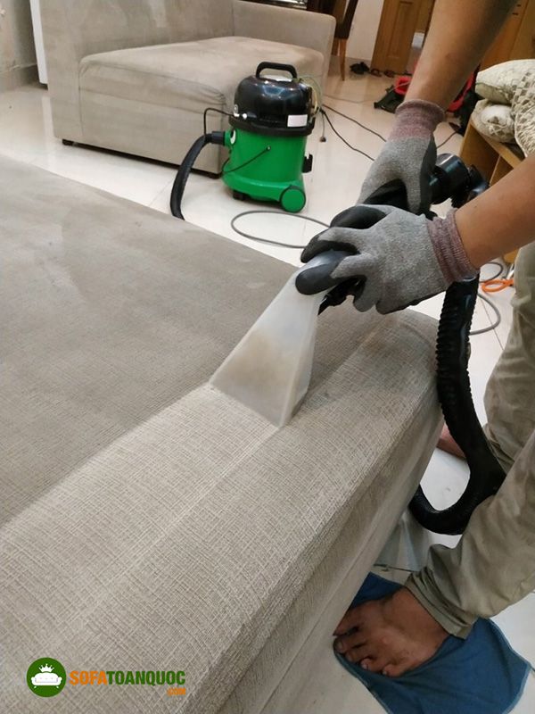 Chuẩn bị dụng cụ và vật liệu giặt ghế sofa nỉ năm 2025