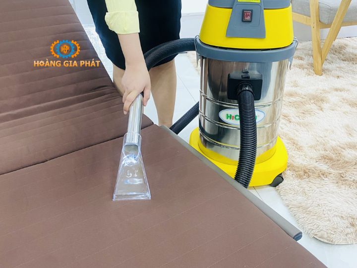 Chuẩn bị dụng cụ và vật liệu giặt ghế sofa vải tại nhà