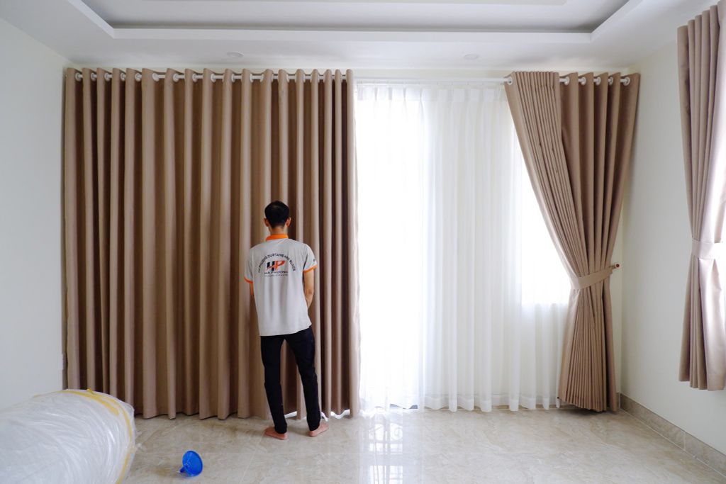 Quy trình giặt rèm cửa chuyên nghiệp tại nhà Dĩ An Đảm bảo sạch sâu, không phai màu
