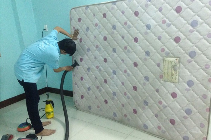 Quy trình giặt đệm tại nhà Gò Vấp: Mô tả chi tiết các bước trong quy trình giặt đệm, từ khâu tiếp nhận yêu cầu, kiểm tra, xử lý vết bẩn, giặt, sấy khô, đến khâu giao nhận sản phẩm. Tập trung vào các công nghệ và sản phẩm làm sạch hiện đại, an toàn cho sức khỏe.