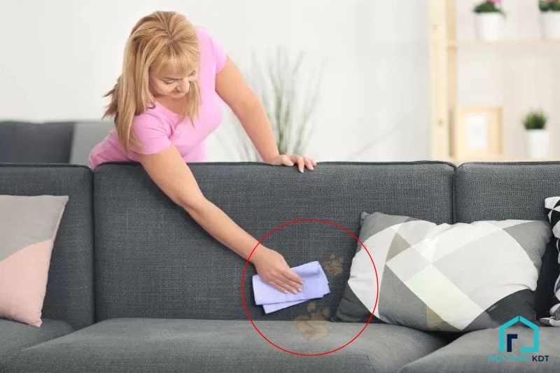 Quy trình giặt ghế sofa nỉ chuyên nghiệp: Mô tả từng bước trong quy trình giặt ghế sofa nỉ, từ khâu kiểm tra, làm sạch sơ bộ, xử lý vết bẩn, đến khâu sấy khô và hoàn thiện. Bao gồm hình ảnh minh họa từng bước.