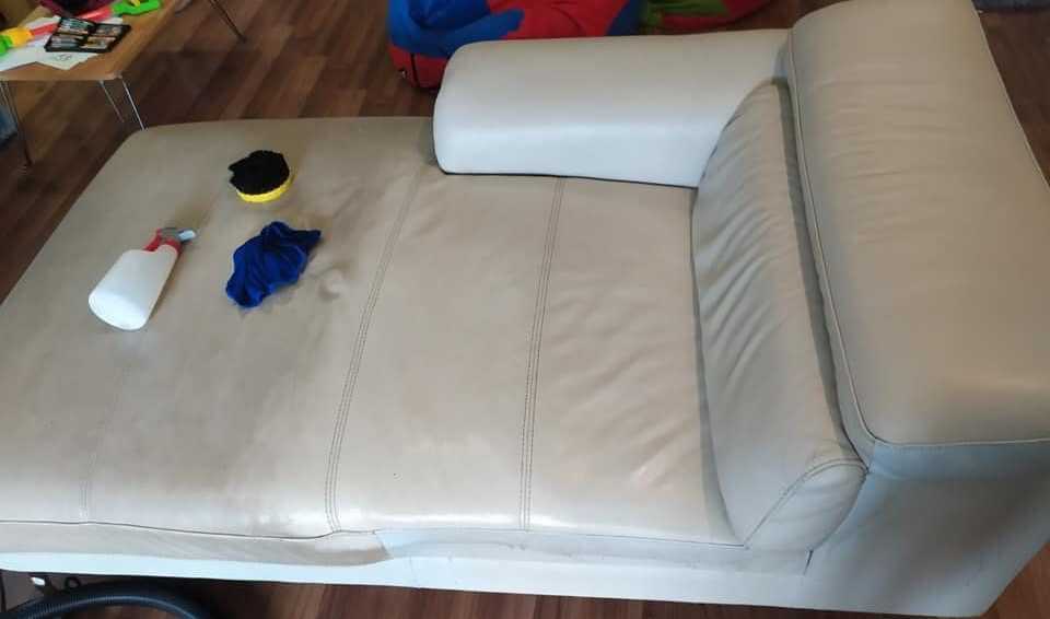Các loại chất liệu ghế sofa và cách giặt phù hợp: Hướng dẫn cách giặt ghế sofa cho từng loại chất liệu khác nhau như vải bố, da, nỉ, microfiber... nhằm đảm bảo hiệu quả làm sạch tối đa và tránh hư hại.