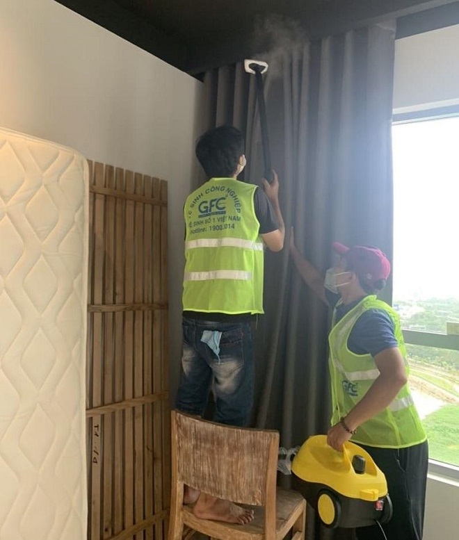 Quy trình vệ sinh rèm cửa chuyên nghiệp tại nhà bạn: Từ khâu chuẩn bị đến hoàn thiện, đảm bảo rèm cửa sạch bong, không gây hư hại.