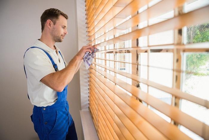 Các loại rèm cửa và phương pháp vệ sinh phù hợp: Hướng dẫn chi tiết cách làm sạch các loại rèm cửa phổ biến (rèm vải, rèm cuốn, rèm roman, rèm gỗ...)