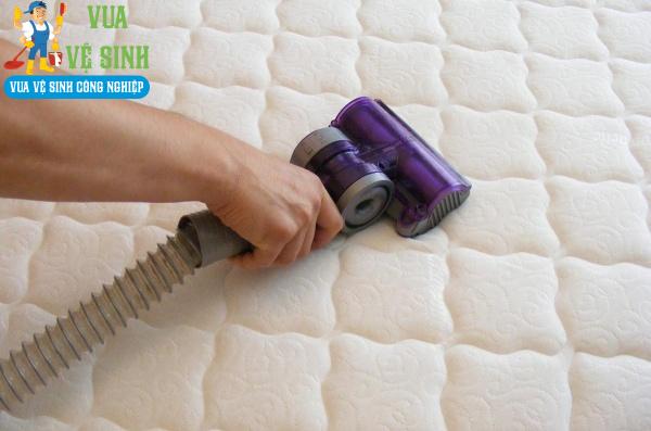 Quy trình giặt nệm chuẩn tại Tân Bình: 9 bước đảm bảo sạch sâu, diệt khuẩn (mô tả: Mô tả chi tiết quy trình giặt nệm chuyên nghiệp tại Tân Bình, từ khâu chuẩn bị đến khi hoàn thành, đảm bảo nệm sạch sâu và an toàn.)